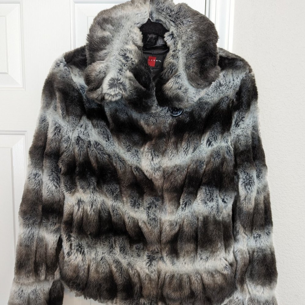 Faux fur white/black/gray/brown Gallery coat in size small